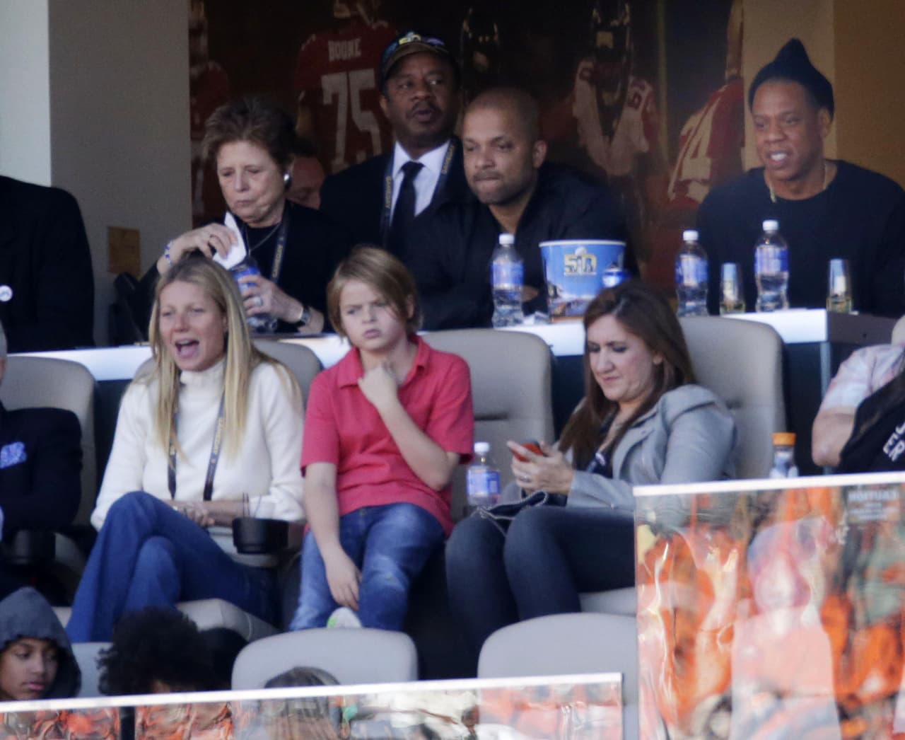 Jay Z también estuvo muy orgulloso de su mujer, su sonrisa lo dice todo.