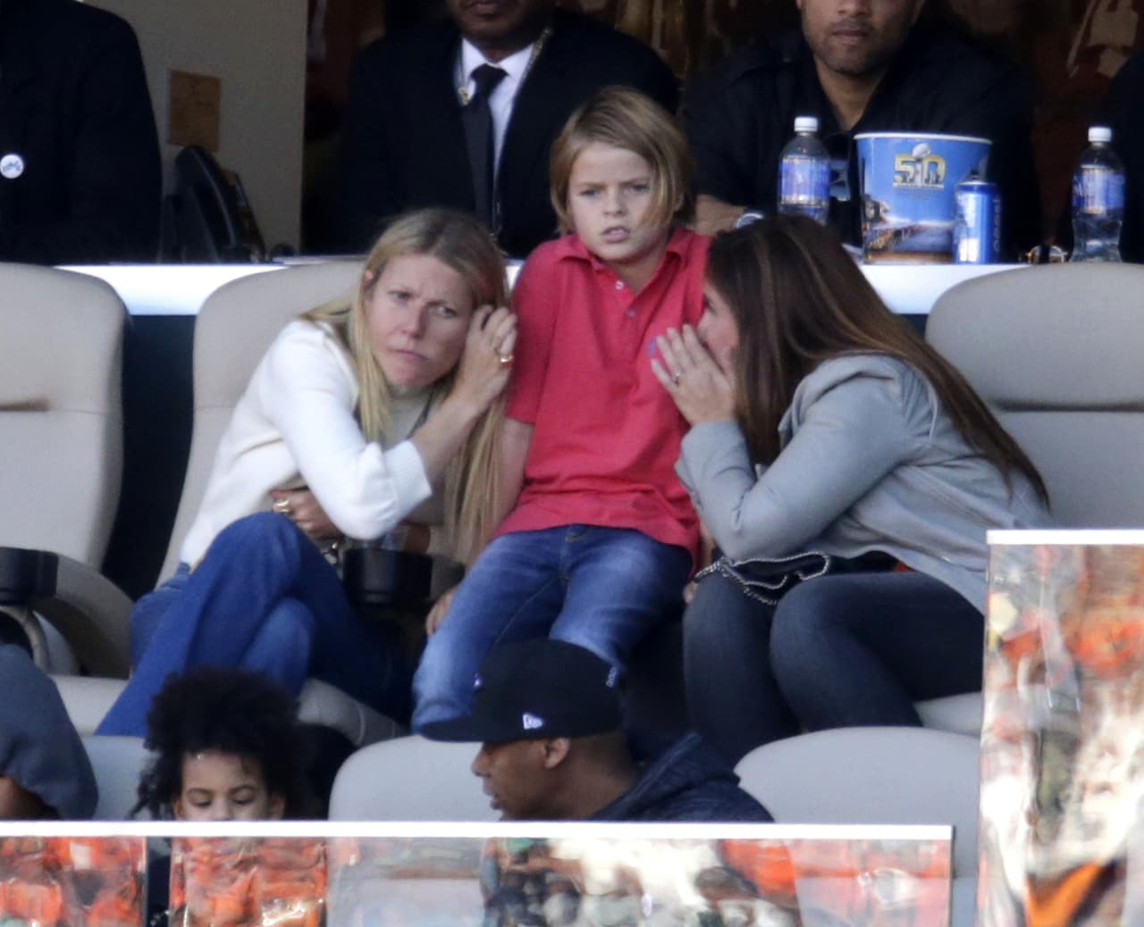 Todos tomaron sus asientos cuando el súper espectáculo iba a empezar.