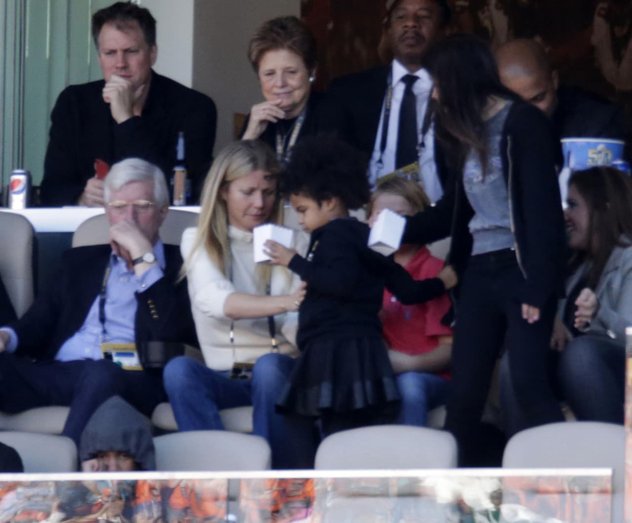 Gwyneth estuvo al pendiente de Blue mientras su mami se preparaba para el show del medio tiempo.