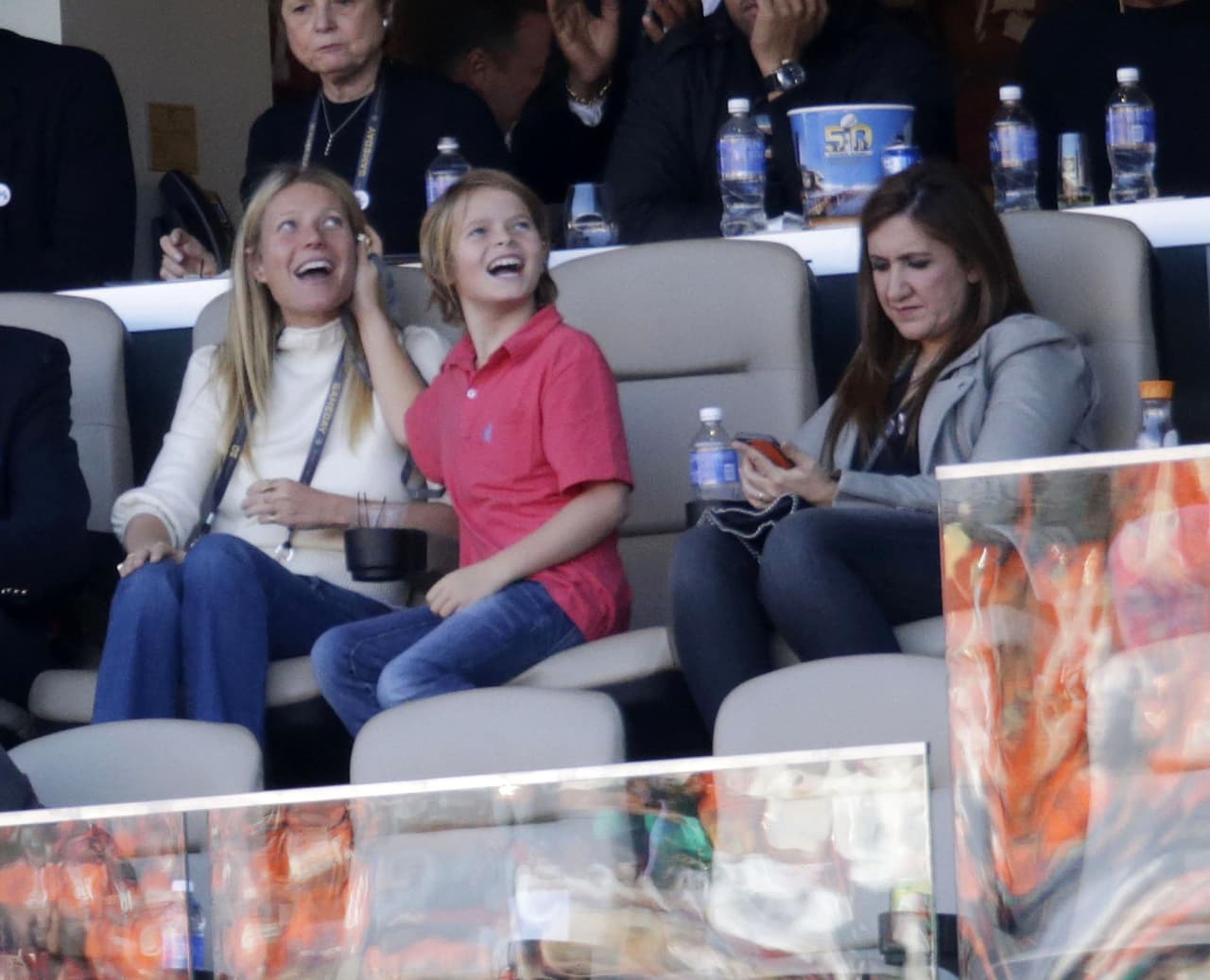 Desde un palco VIP Gwyneth Paltrow y Jay Z disfrutaron del Super Bowl.