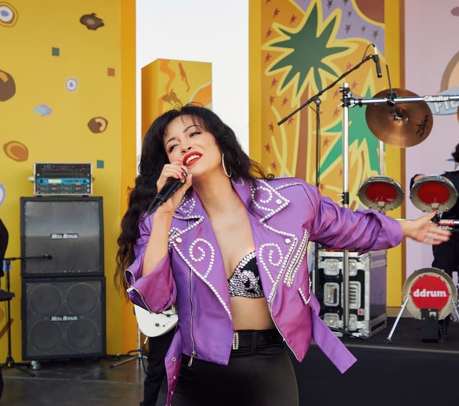 <b>Christian Marie Serratos</b>
<br>Para 2020 Netflix trajo a la vida a Selena de nuevo gracias a la serie que lleva el mismo nombre. En ella mostraba a la cantante en sus inicios, hasta su transformación como una de las artistas latinas más importantes y exitosas de todos los tiempos.