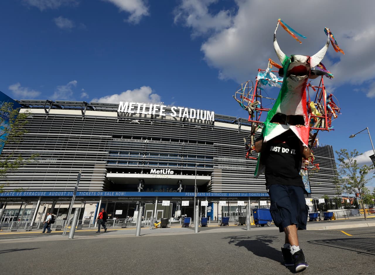 El único equipo identificado con Nueva Jersey son los New Jersey Devils, que compite en la NHL y tiene sede en Newark. Sin embargo, varios equipos de Nueva York han utilizado estadios de Nueva Jersey para sus partidos de local: los New York Giants y los New York Jets de la National Football League, situados en East Rutherford, y los New York Red Bulls de la Major League Soccer, que juegan en Harrison.