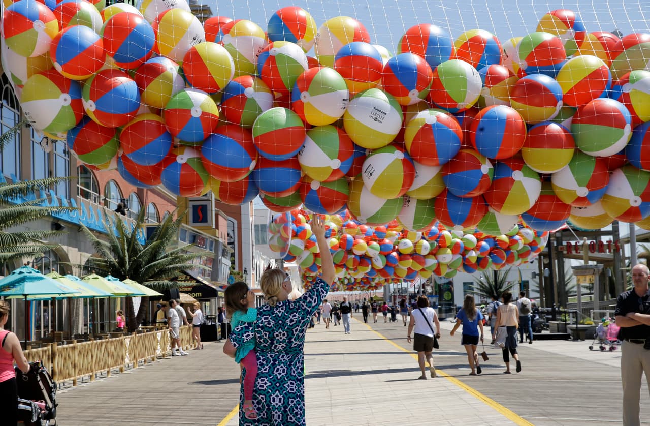 Su economía es diversificada, sus productos agrícolas incluyen verduras y frutas (específicamente berenjena y arándanos), mariscos, y los productos lácteos. Sus productos industriales primarios son: productos farmacéuticos y químicos, y el turismo. El estado es famoso por sus playas hermosas, colectivamente llamadas Jersey Shore.
