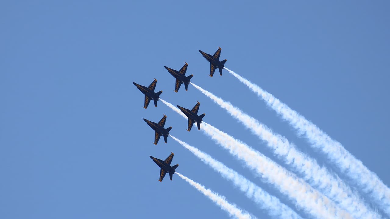 El escuadrón de demostración de vuelo de la Armada de los Estados Unidos surcó los cielos de Houston a las 12:30 p.m. de este miércoles.