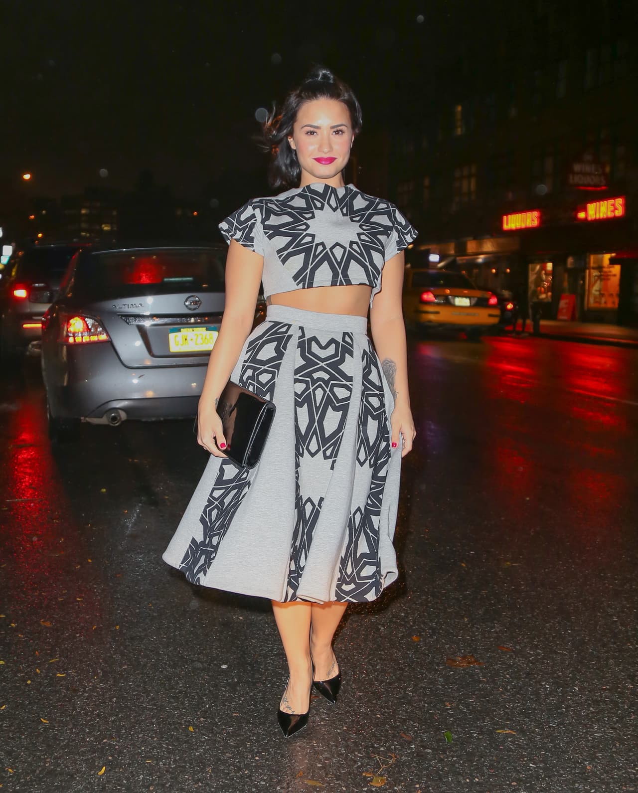 Abstractos. ¡Viste una obra de arte! Dibujos abstractos y 'kid scribbles' realzan faldas y vestidos, en tonos alegres y radiantes, principalmente azules, verdes y rosados.