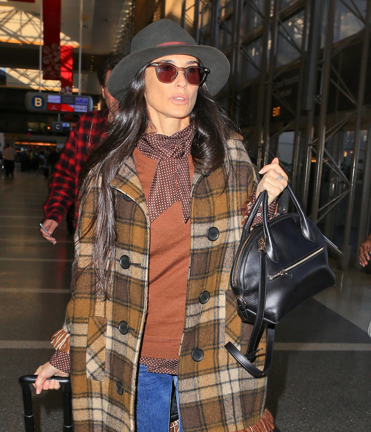 En marrón y crema, o negro y blanco, esta estampa British conquistó las pasarelas. Ideal para lucir en maxiabrigos, faldas y vestidos.