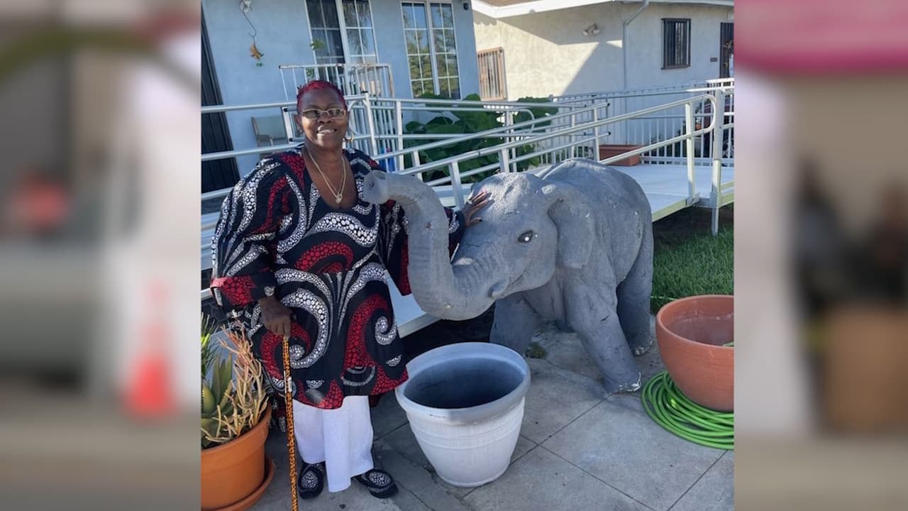 Buscan a responsable que atropelló y mató a mujer que estaba entregando regalos para niños en el sur de Los Ángeles