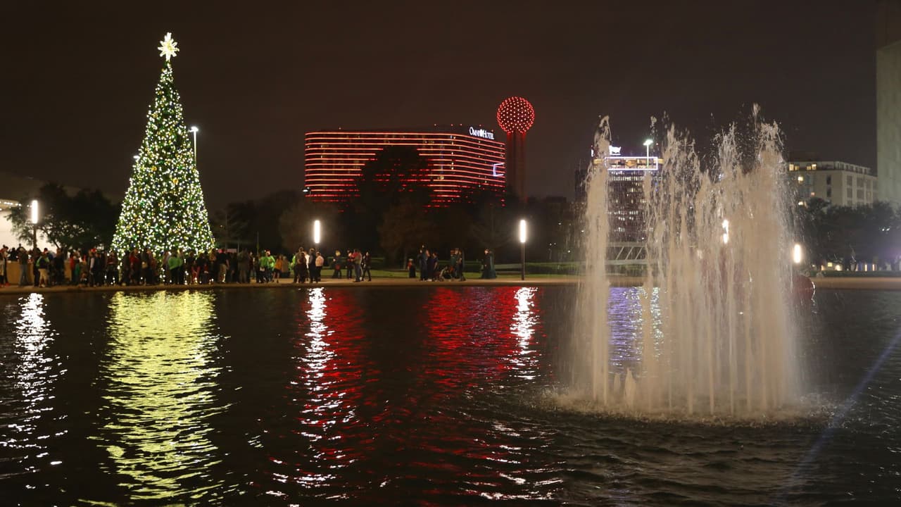 <b>El árbol de Navidad oficial de la ciudad de Dallas</b> se iluminará durante esta festiva celebración frente al Ayuntamiento el primero de diciembre.
<b> Papá Noel y la Sra. Claus estarán presentes</b>, y todos podrán disfrutar de espectáculos en vivo, camiones de comida y juegos. El lugar estará abierto al público las siguientes semanas, ofreciendo 
<b>la oportunidad perfecta para celebrar en familia</b>.
<br>📍 
<a href="https://maps.app.goo.gl/wMqj9rHWaMpNuH549" target="_blank">City Hall Plaza, 1500 Marilla St., Dallas</a>