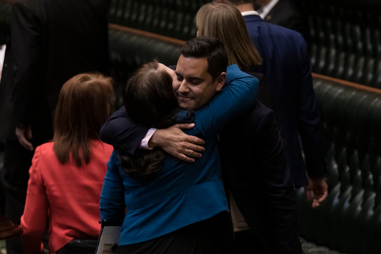 Más lejos de nuestro continente, en Sidney, Australia, también hubo avances: este 26 de septiembre se aprobó una legislación que despenaliza el aborto. Llamada 'The Reproductive Health Care Reform Bill 2019' fue presentada por el independiente Alex Greenwich y obtuvo el apoyo de políticos de todas las corrientes.
<b>La legislación retira a los abortos de la lista de crímenes y lo regula <a href="https://www.univision.com/noticias/cada-quien-debe-decidir-si-necesita-o-no-un-aborto-sin-ninguna-interferencia-politica-video" target="_blank">como cualquier otro procedimiento médico</a> con protecciones extra para aquellas que lo necesiten después de las 22 semanas de gestación. </b>