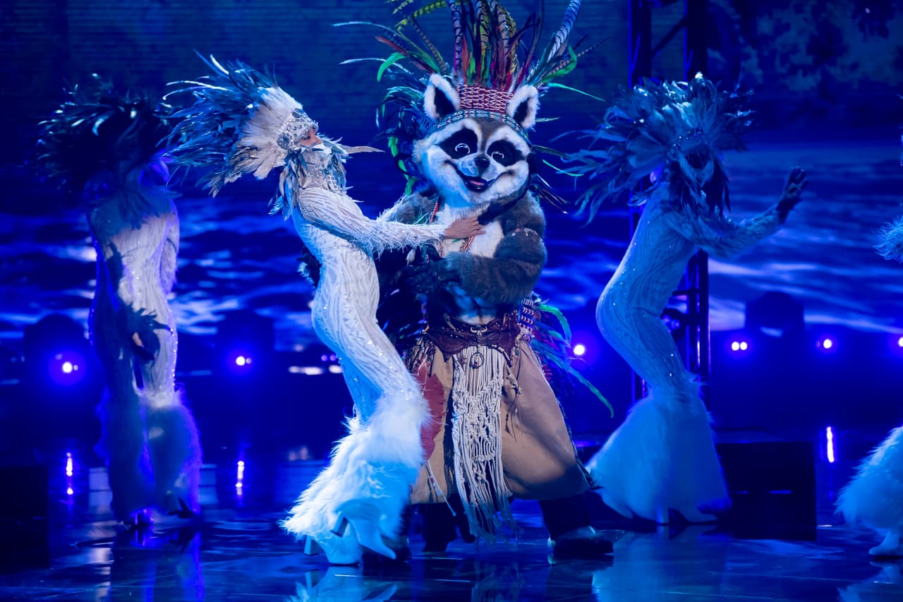 El premio al Enmascarado Más Peludo fue para Apache, quien cantó ‘Stay’ e impuso su talento como jefe de la tribu.