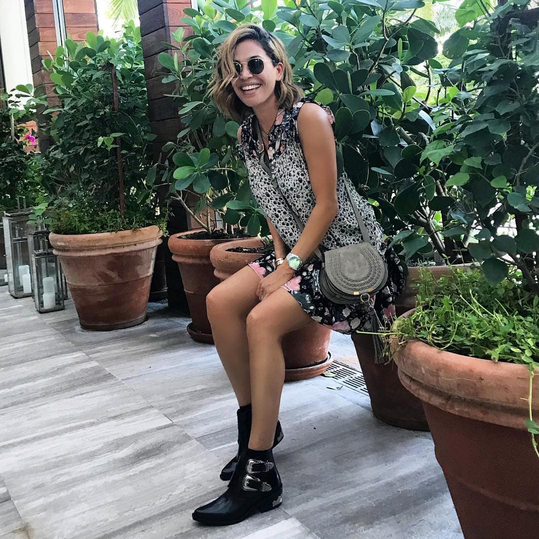 El estilo 'hippie chic' también está dentro de su repertorio de moda. En esta imagen la vemos luciendo prendas representativas de esta tendencia, entre ellas la bolsa 'crossbody', las botas con hebilla y los lentes circulares.