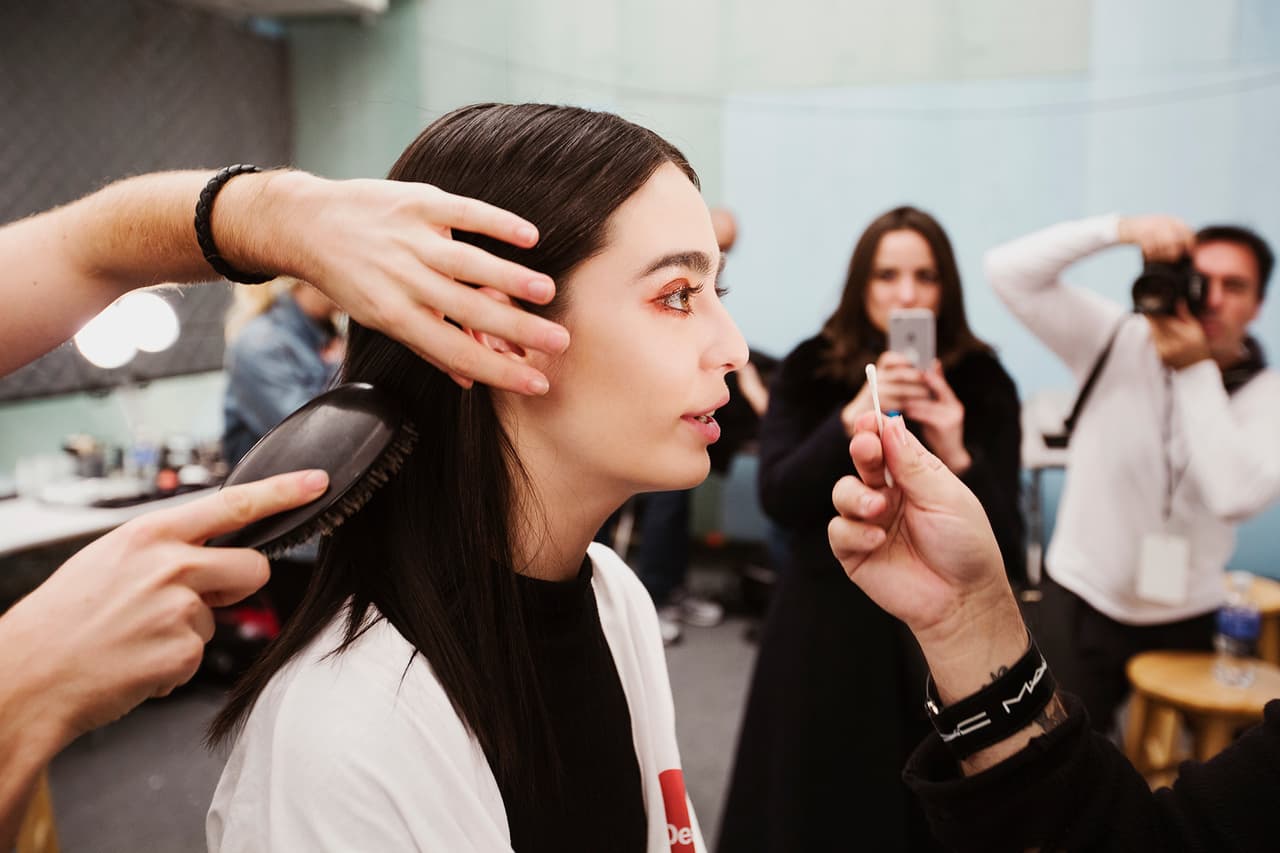 Luego, es hora de arreglar el pelo. Sus ondas naturales son alisadas completamente.