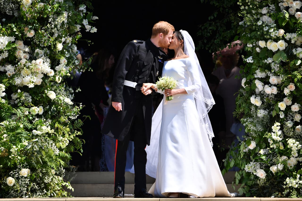 <b>19 de mayo de 2018</b>
<br>
<br>Con la bendición de Dios y un beso, Meghan Markle y el príncipe Harry sellaron 
<b><a href="https://www.univision.com/estilo-de-vida/bodas/en-fotos-asi-fue-la-boda-del-principe-harry-y-meghan-markle-fotos" target="_blank">su unión marital,</a></b> celebrada en la capilla de San Jorge, en el castillo de Windsor, localizado a 40 minutos del palacio de Buckingham, en Londres.
