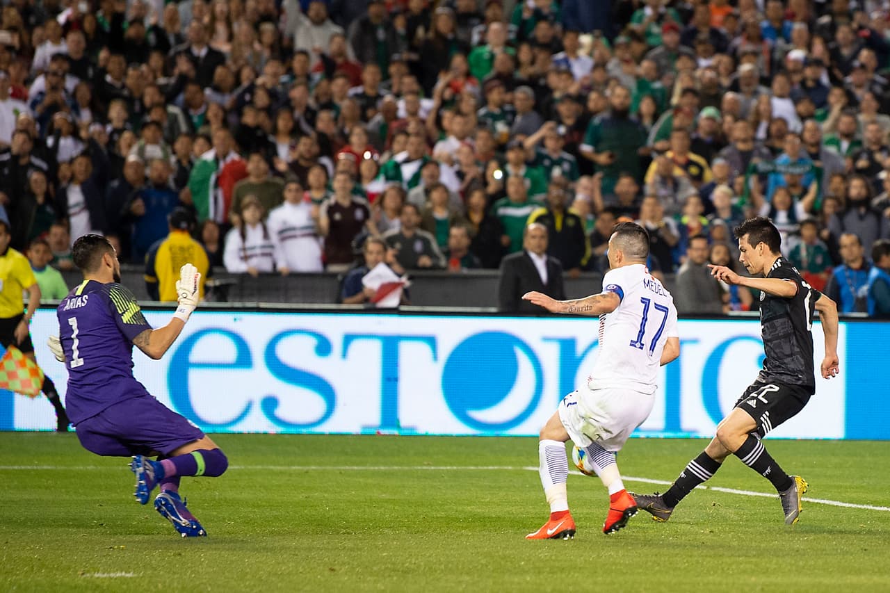Un minuto después, el Tri recuperó la pelota e Hirving Lozano (derecha) definió con maestría para el 3-0.