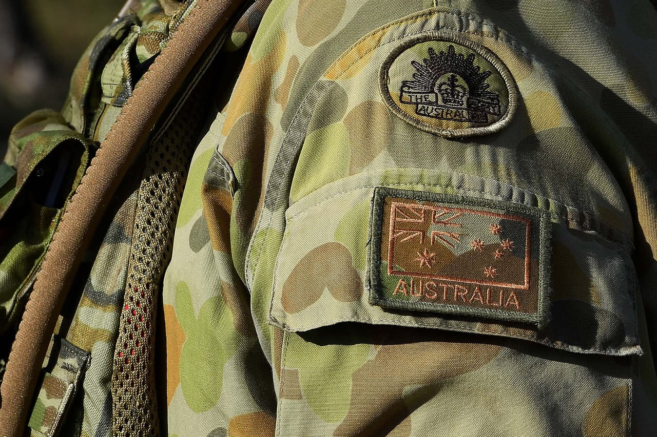 <b>Puesto 17. Australia</b>
<br>
<br>
<b>Índice de Poder: 0.2377 puntos.</b>
<br>
<br>Población: 25 millones de habitantes.
<br>
<br>Personal militar: 79,000 hombres. 59,000 activos y 20,000 reservistas.
<br>
<br>Fuerza aérea: 430 aeronaves. 72 aviones caza y 133 helicópteros.
<br>
<br>Fuerzas Terrestres: 59 tanques, 1,765 vehículos armados y 0 lanzacohetes.
<br>
<br>Fuerzas navales: 43 naves. 0 portaaviones, 3 destructores y 6 submarinos.
<br>
<br>Presupuesto anual de defensa: 44,618 millones de dólares.
<br>
<br>Además de las armas, el análisis incluye factores geográficos, recursos naturales, capacidad logística y el presupuesto militar.