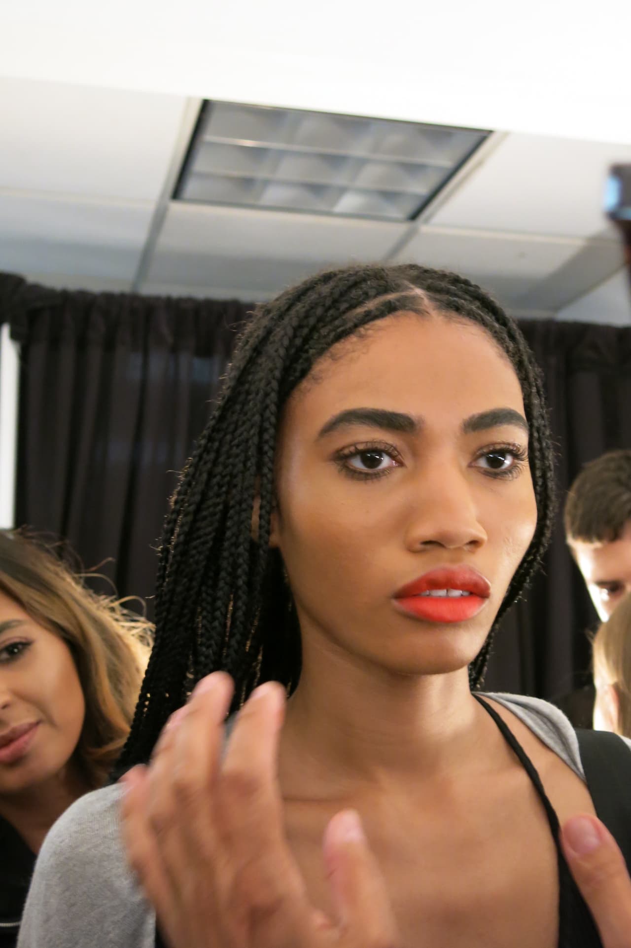 En la parte central de los labios se aplicó Lip Mix en tono naranja. La idea es que los labios tuvieran un efecto barrido.
<br>