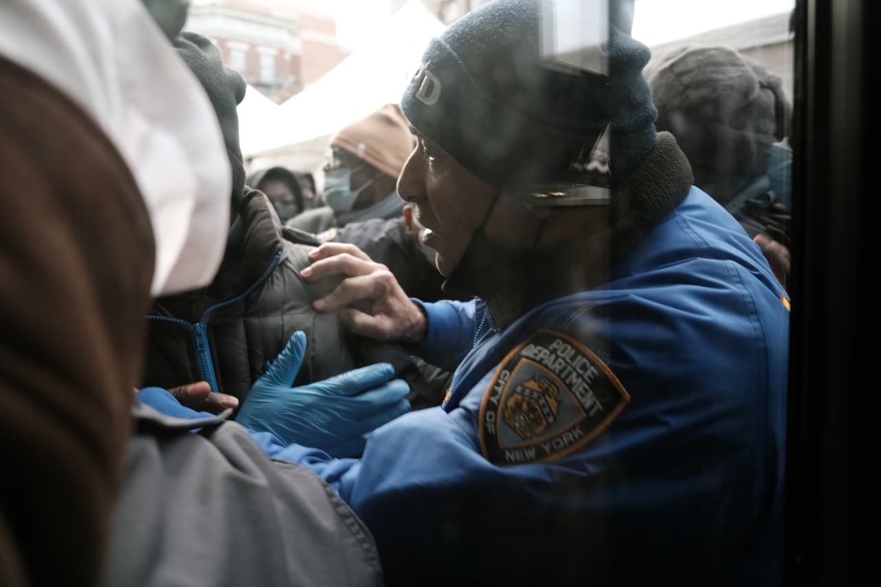 Oficiales del Departamento de la Policía de la Ciudad de Nueva York tomaron control de la entrada al Centro Cultural Islámico para evitar que se aglomerara demasiada gente.