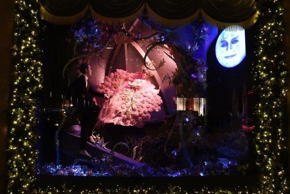 Las vitrinas navideñas de Saks FithAvenue están listas para ser admiradas por millones de visitantes. Con atuendos y accesorios lujosos que suman miles de dólares, las vitrinas se han convertido en un ícono de Nueva York. Mark Briggs, Jefe de Marketing y creativo para Saks Fifth Avenue, dijo en un comunicado que este año se han incorporado elementos nuevos , por lo que es una experiencia como ninguna otra ... una experiencia para recordar."