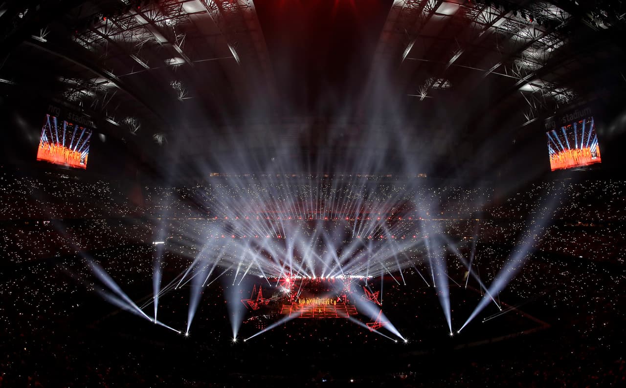 Gaga hizo un mix de 'God Bless America' y 'This is Your Land', después de un gran salto desde lo alto del estadio, interpretó 'Poker Face', 'Born this Way', 'Telephone' y 'Bad Romance', entre otras.