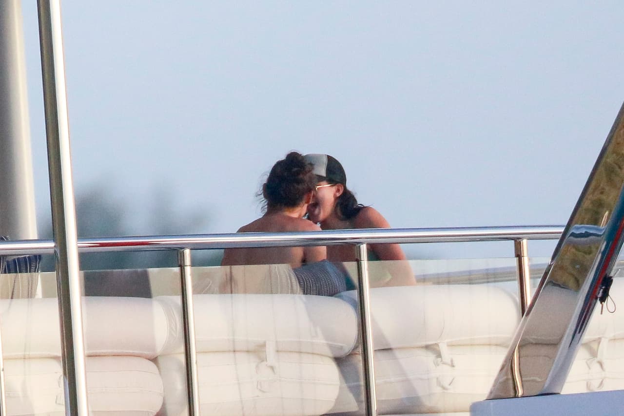 Y ni se daban cuenta que el paparazzi había captado todos sus movimientos.