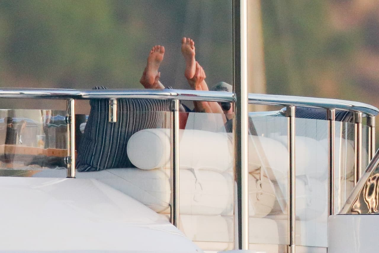 WHAT? Parece que estuvieron así por mucho tiempo.