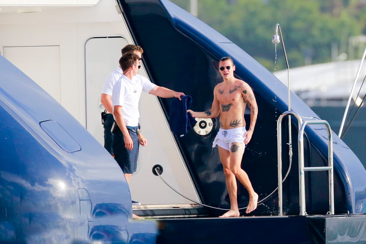 Harry fue todo un galán y presumió músculo y tatuajes.