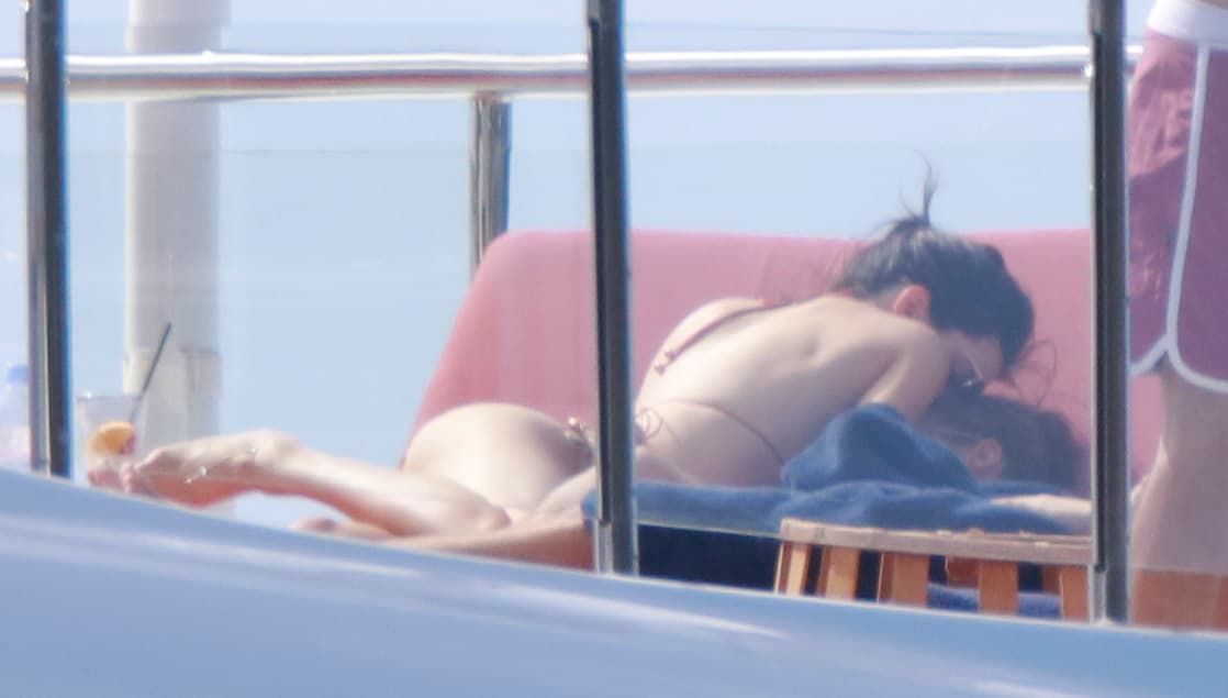 OMG! Y la intensidad subió cuando Kendall por poco se lo come a besos.