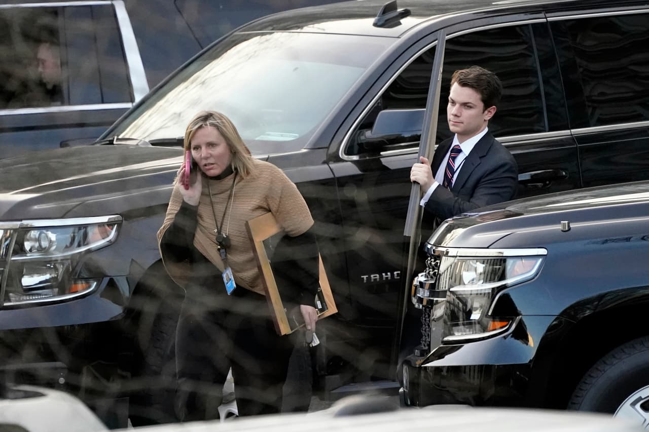 Personas abandonando el edificio Eisenhower con objetos enmarcados. La partida de Trump a bordo del helicóptero Marine One probablemente será escuchada por los Biden, quienes pasarán la noche antes de la inauguración en la mansión ejecutiva Blair House, al otro lado de la avenida Pennsylvania.