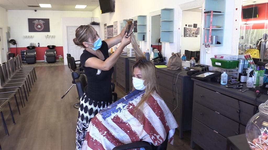 Estilistas y barberos piden al gobernador de California que permita su funcionamiento al aire libre