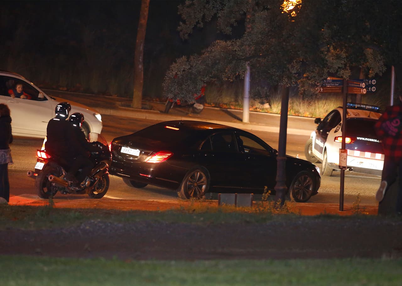 Así iba en las calles de Barcelona, con una escolta en motocicleta.