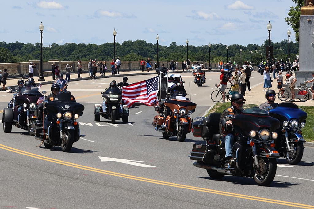 Desde tempranas horas del día comenzaron a llegar hasta el Pentágono miles de motoristas, de distintos estados, que formaron parte de la edición 37 del evento "Rolling to Remember", un recorrido anual con un poderoso mensaje: rendir homenaje a los prisioneros de guerra, los desaparecidos en combate y crear conciencia sobre la crisis de salud mental entre los veteranos.
