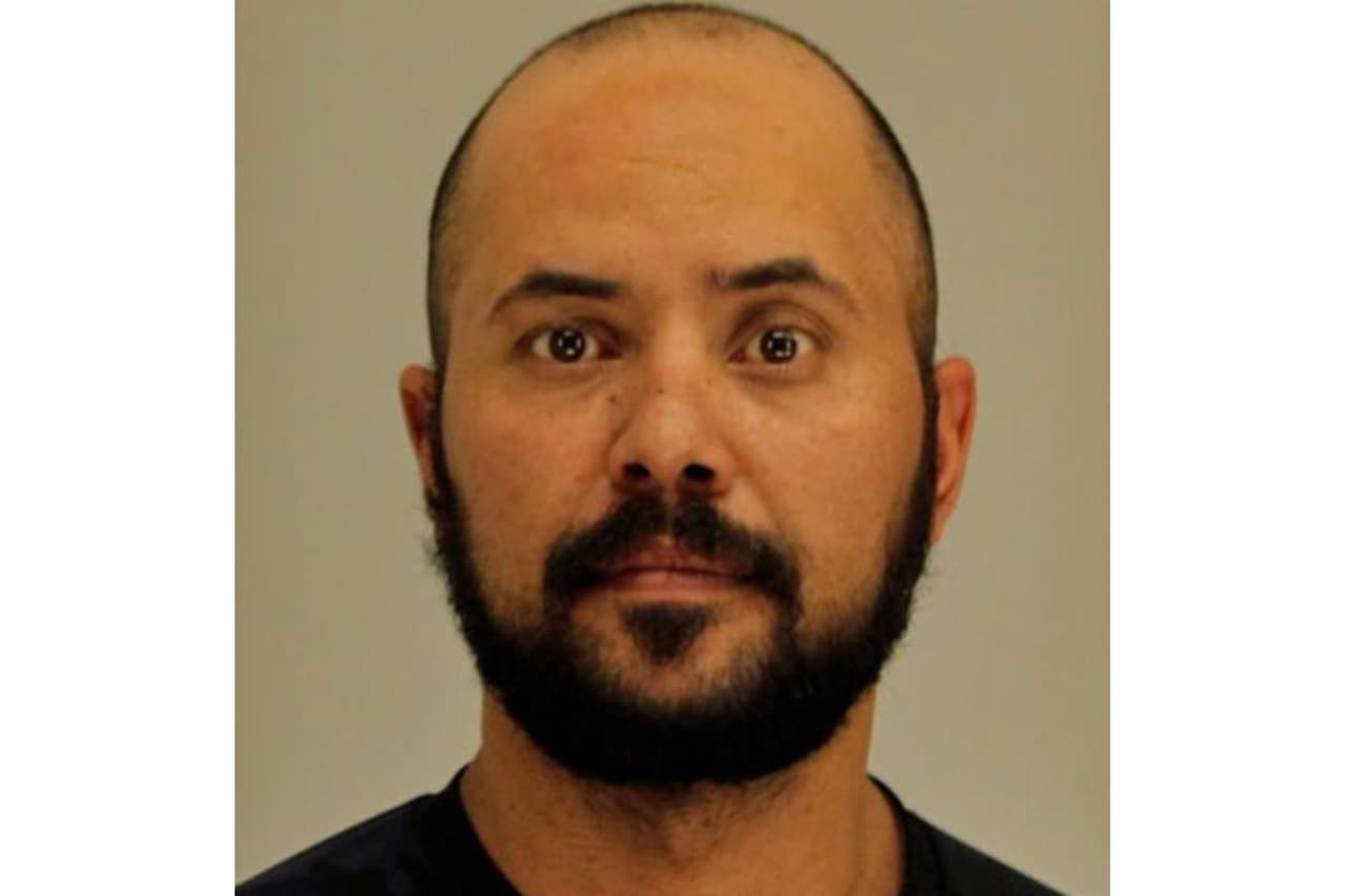 Fareed se encuentra detenido en la cárcel del condado de Dallas con una fianza de $ 5,000.