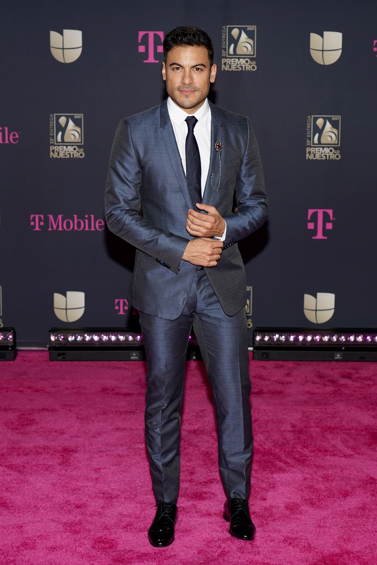 Carlos Rivera llegó a la American Airlines Arena de Miami utilizando un traje y zapatos Dolce & Gabanna.