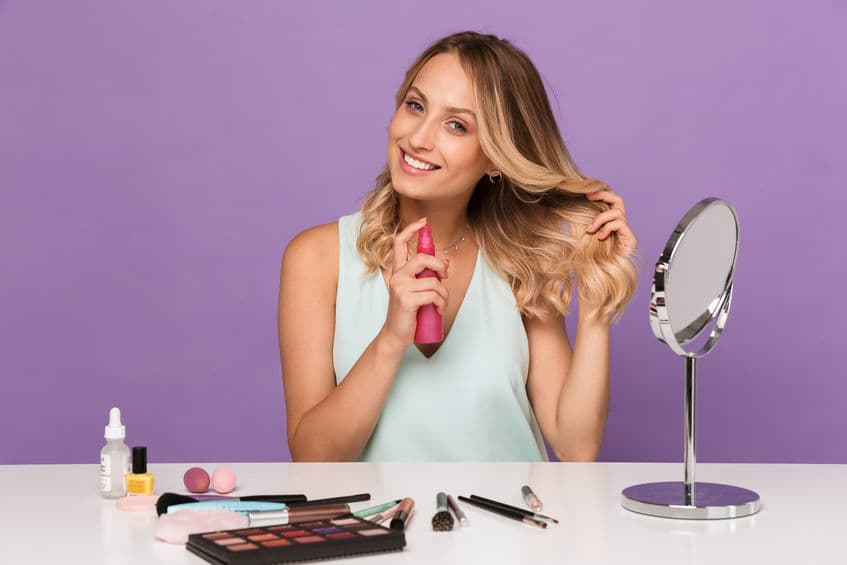 Así que si piensas que no puedes alejarte de estos dispositivos, quizá teñirte no sea para ti. Aunque si insistes en hacerlo, lo aconsejable es usarlos lo menos posible y con una temperatura muy baja, además de utilizar algún producto protector de calor.