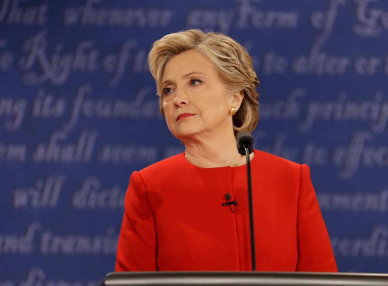 La mirada atenta y serena de la candidata demócrata, mientras escucha a su contrincante republicano.