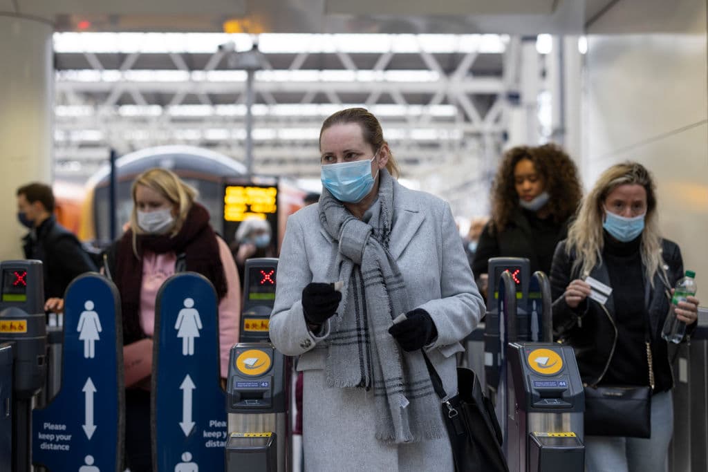 California suspenderá la orden de usar mascarillas en espacios interiores públicos