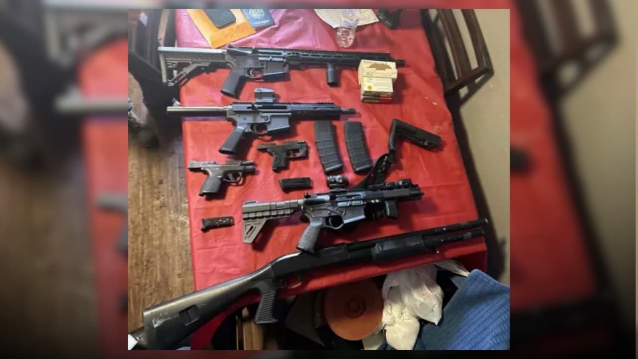 Armas recuperadas durante la investigación del caso, incluida un arma tipo AR vinculada a los disparos en el puente Margaret McDermott.