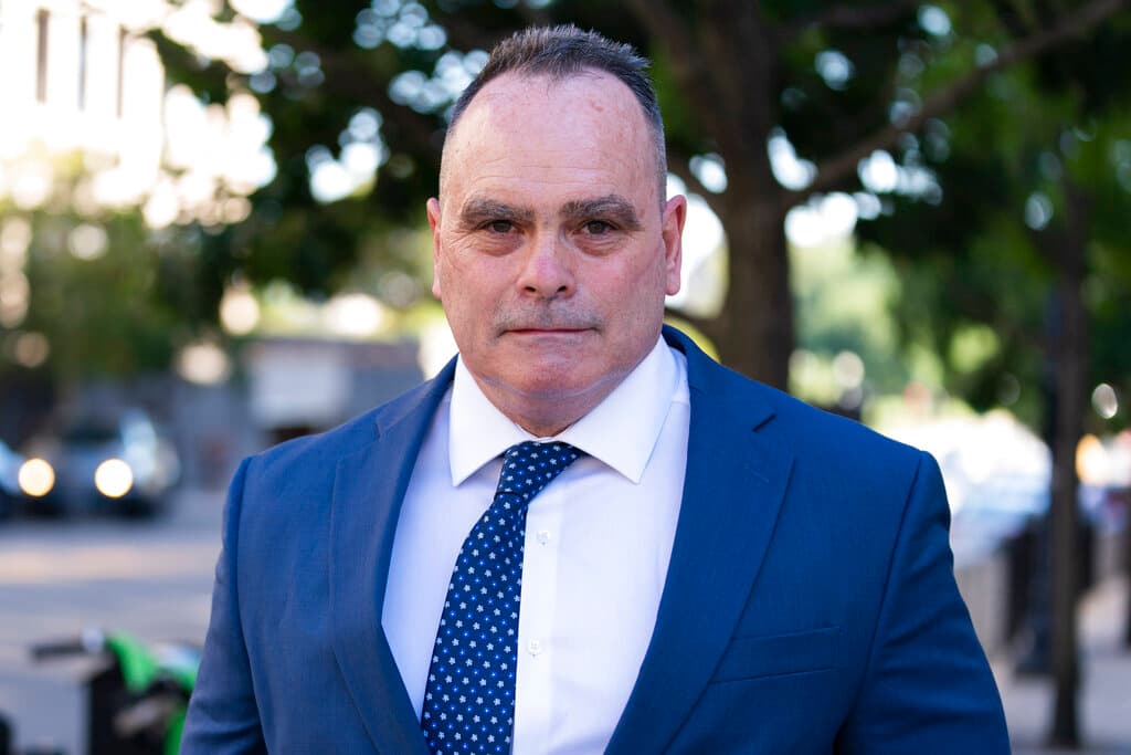 Sentencian a 10 años de cárcel a expolicía de Nueva York por agredir a un agente durante el asalto al Capitolio