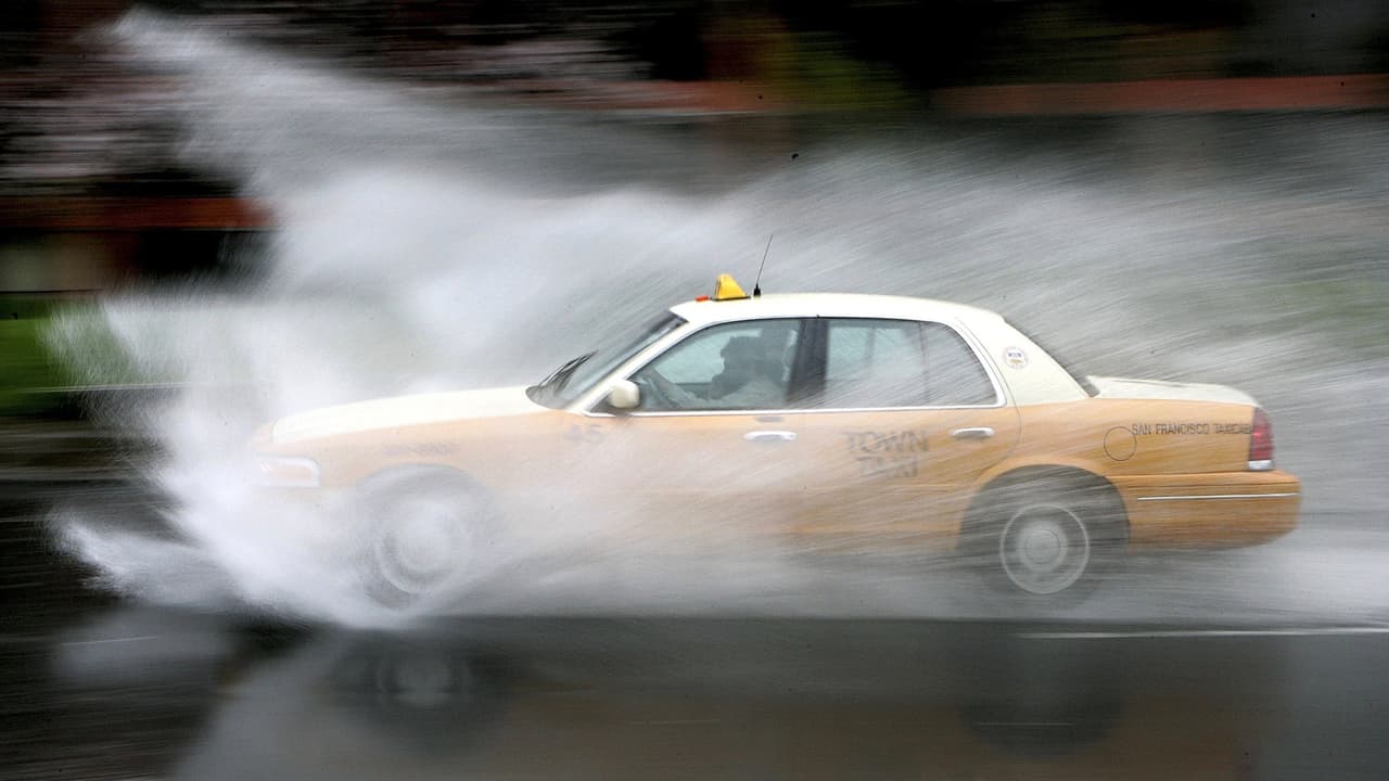 Reporte: Peligros por neumáticos gastados en pistas mojadas y como evitarlos