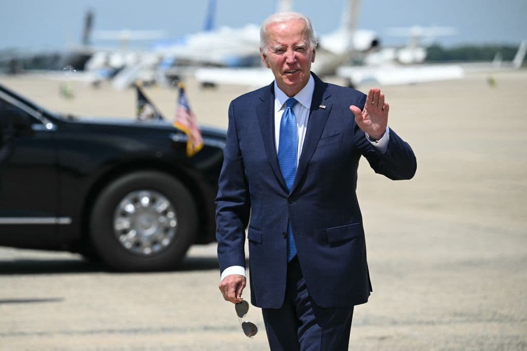 El presidente de Estados Unidos, Joe Biden, llega a la base Andrews en Maryland el 23 de julio de 2024. Biden regresa a la Casa Blanca después de pasar casi una semana en su residencia personal recuperándose de Covid.