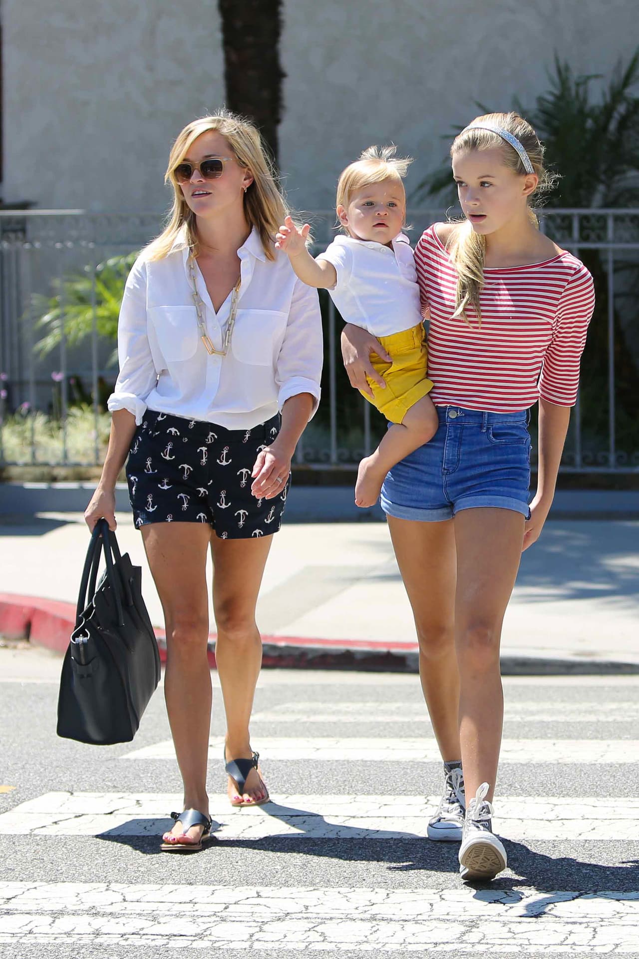 Ava Elizabeth es la idéntica hija de Reese Witherspoon. A ella le gustan los 'looks' coloridos que llaman la atención del profesor cada vez que levanta la mano para contestar una pregunta en clase.