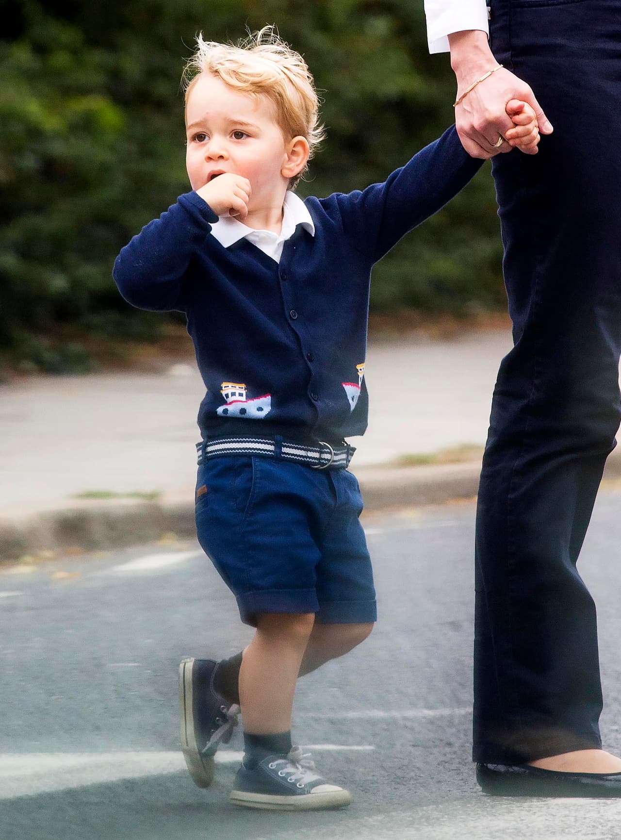 ¿Quieres que tu pequeño luzca 'real'? ¡Pues asómate al 'look' del príncipe George! Shorts que combinen con el cárdigan es básico. Y no olvides la camisa de cuello corto.