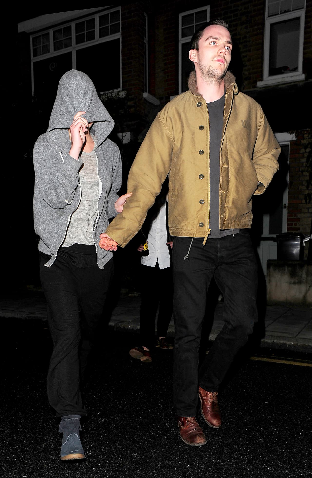 Del actor Nicholas Hoult podemos aprender a usar chaquetas de colores más brillantes y reducir la tonalidad usando colores oscuros.