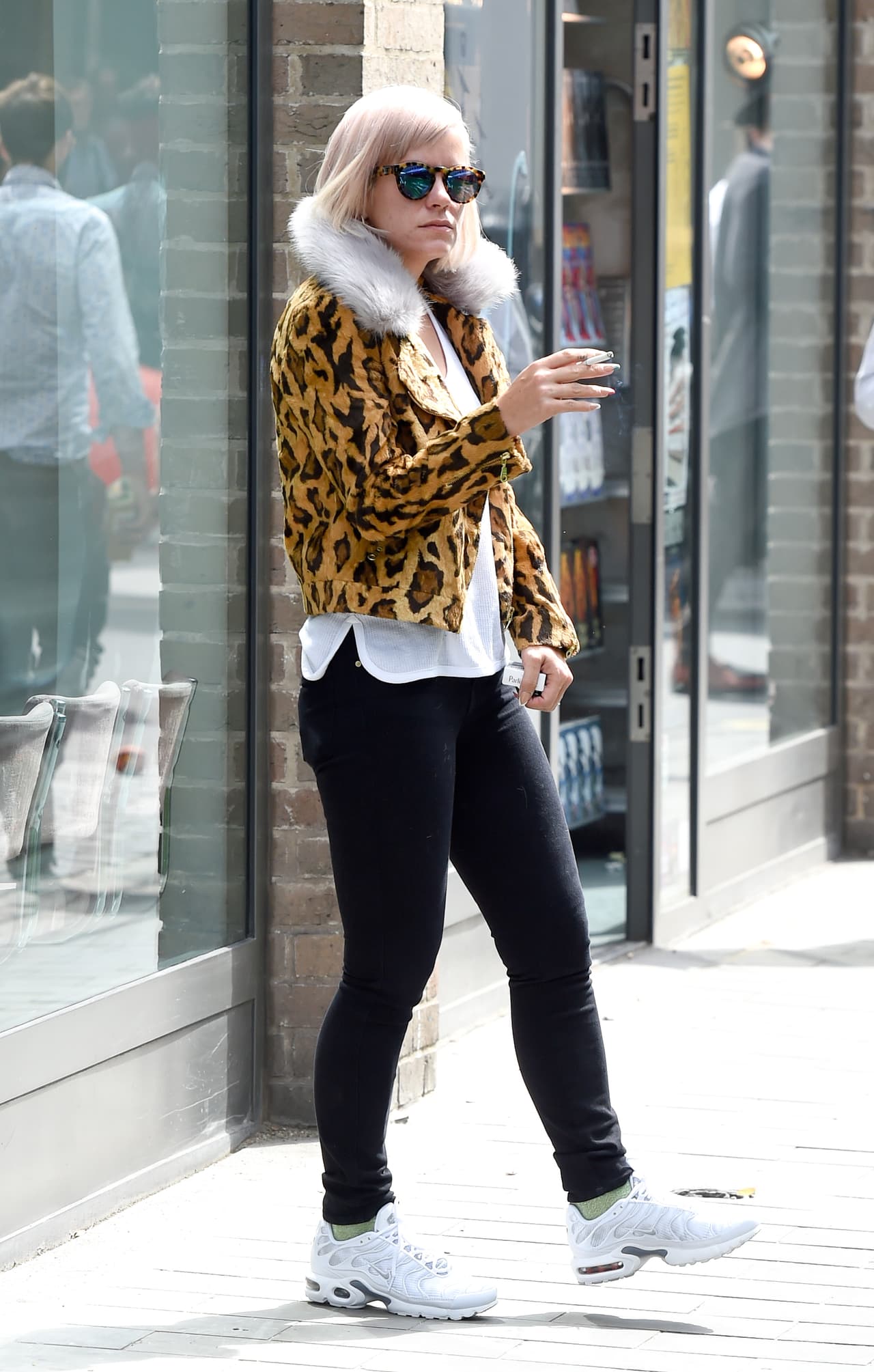 Lily-Rose, hija de Johnny Depp, es una de las mini estrellas con más estilo. La jovencita de 16 años asiste al colegio con abrigos de piel sintética y después va a seguir ensayando para su próxima pasarela de Chanel.