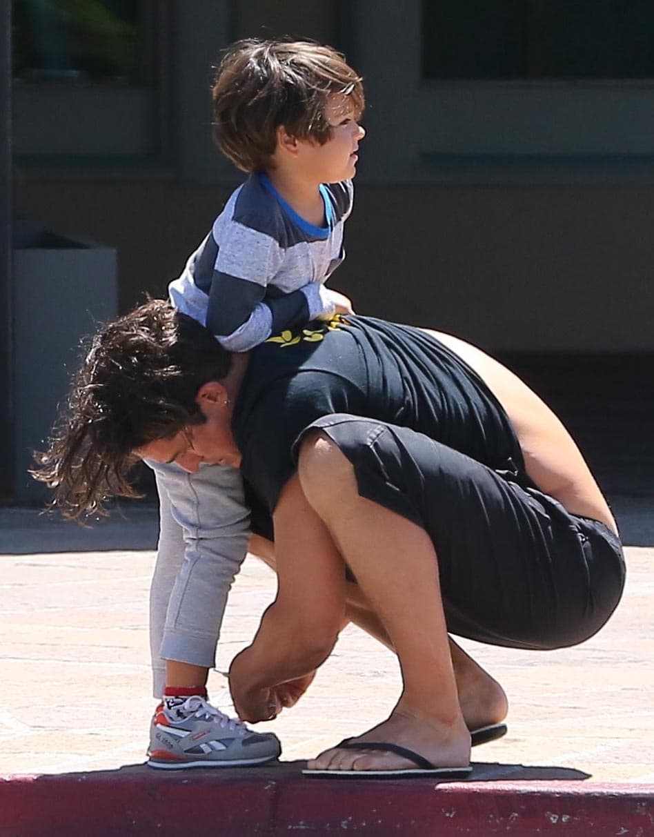 El pequeño Flynn, hijo de Orlando Bloom, se ha declarado amante de las rayas. ¡El 'look' marino es lo suyo!