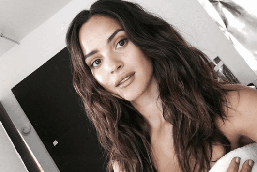 Aunque Adria nació en Puerto Rico, ella se crió en la Ciudad de México, lugar donde residía su familia.