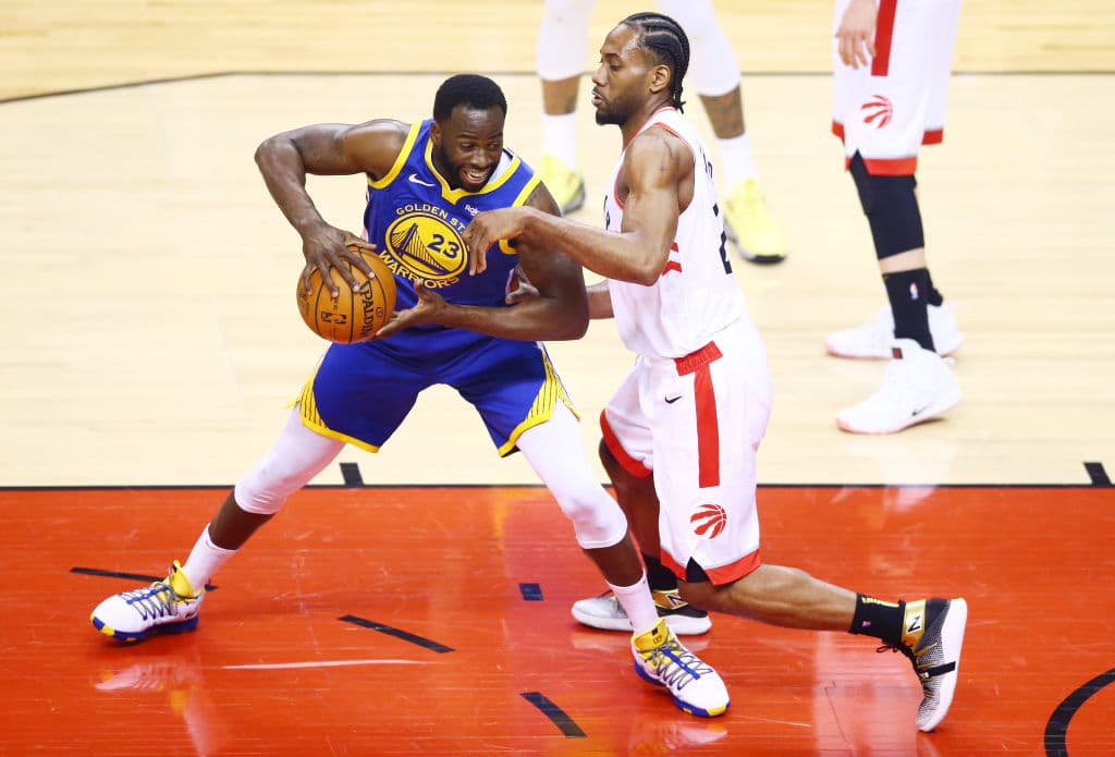 Ante una aparente molestia física con la que estaba lidiando Stephen Curry en el inicio del partido, e incluso desde antes del inicio, la figura de Draymond Green emergió para respaldar a los Warriors, al registrar nueve unidades y descolgar cinco rebotes.