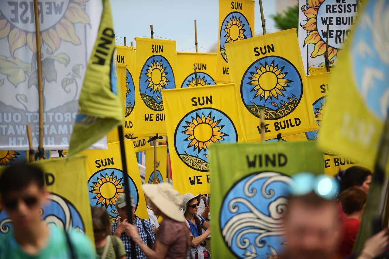 Defensores de energías limpias como la solar, también se organizaron para asistir. Ellos insisten en que estas energías ofrecen mejores empleos y calidad de vida que la indistria del petróleo y el gas.