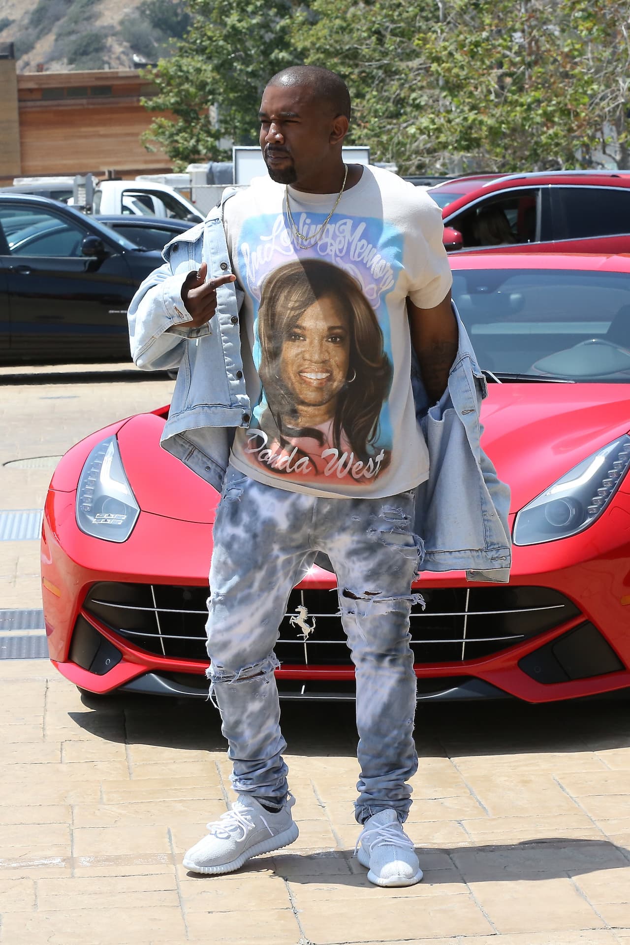 El 9 de noviembre de 2007, en Los Ángeles, el Dr. Adams practicó una liposucción, abdominoplastia y reducción de pechos a Donda West, quien fue profesora de inglés en la
<b><a href="https://www.uchicago.edu/">Universidad de Chicago</a></b>.