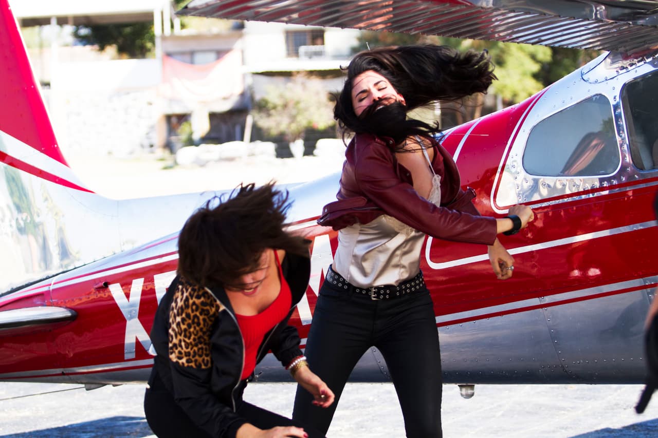 <b><a href="http://www.univision.com/series/la-piloto/la-piloto-yolanda-se-peleo-a-muerte-con-zulima-escena-del-dia-video">Las dos se enfrascaron en una mortal lucha</a></b>.